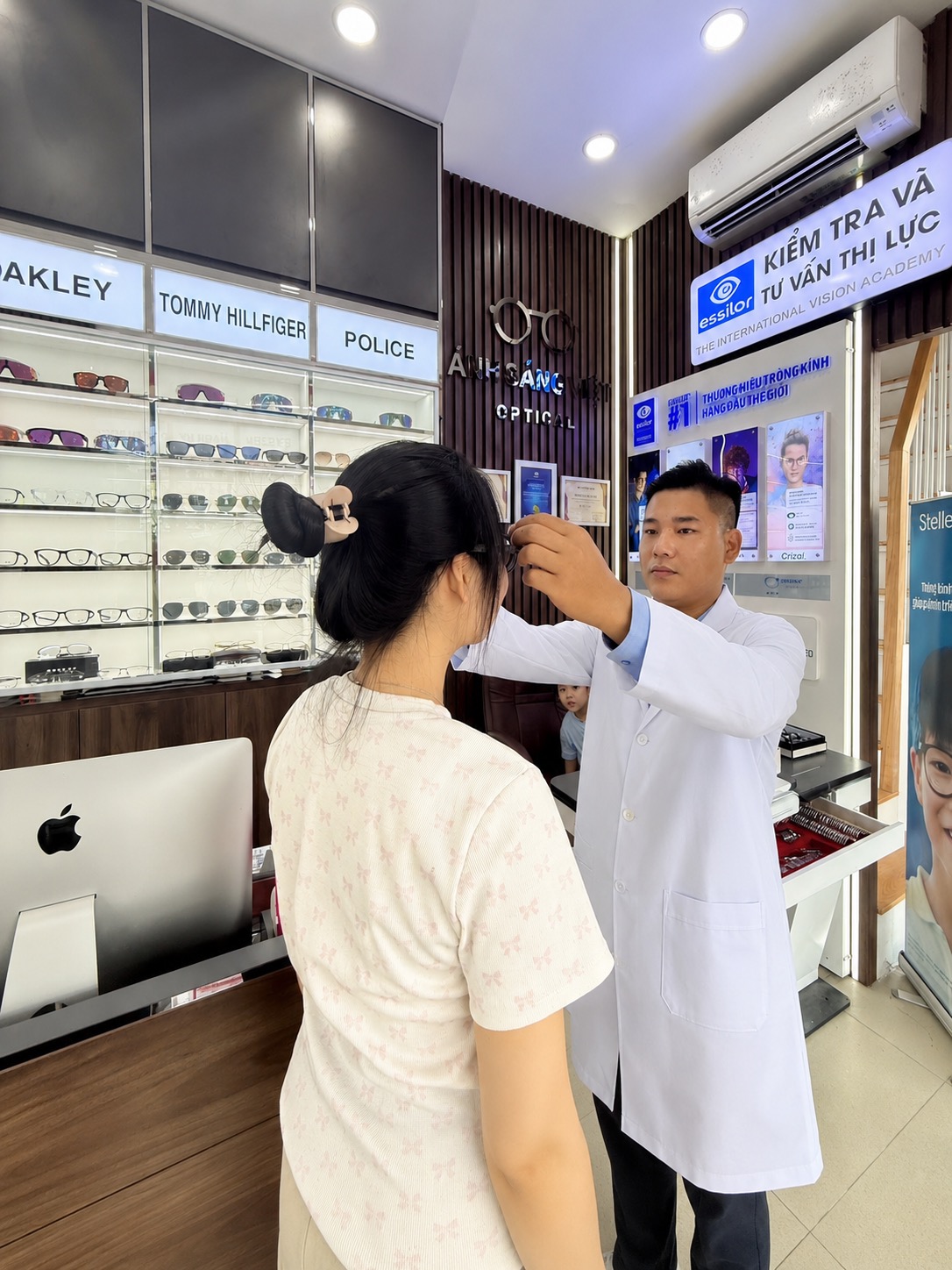 Đo mắt & tư vấn tại ASV Optical