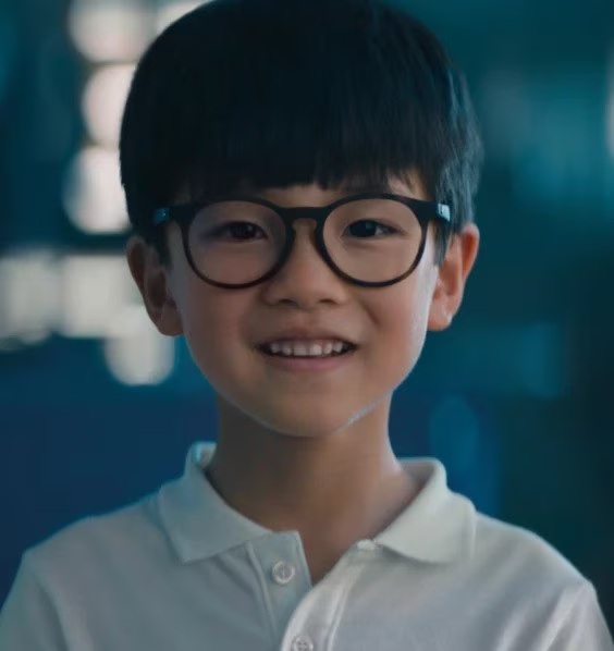 Trẻ em đeo kính Essilor Stellest