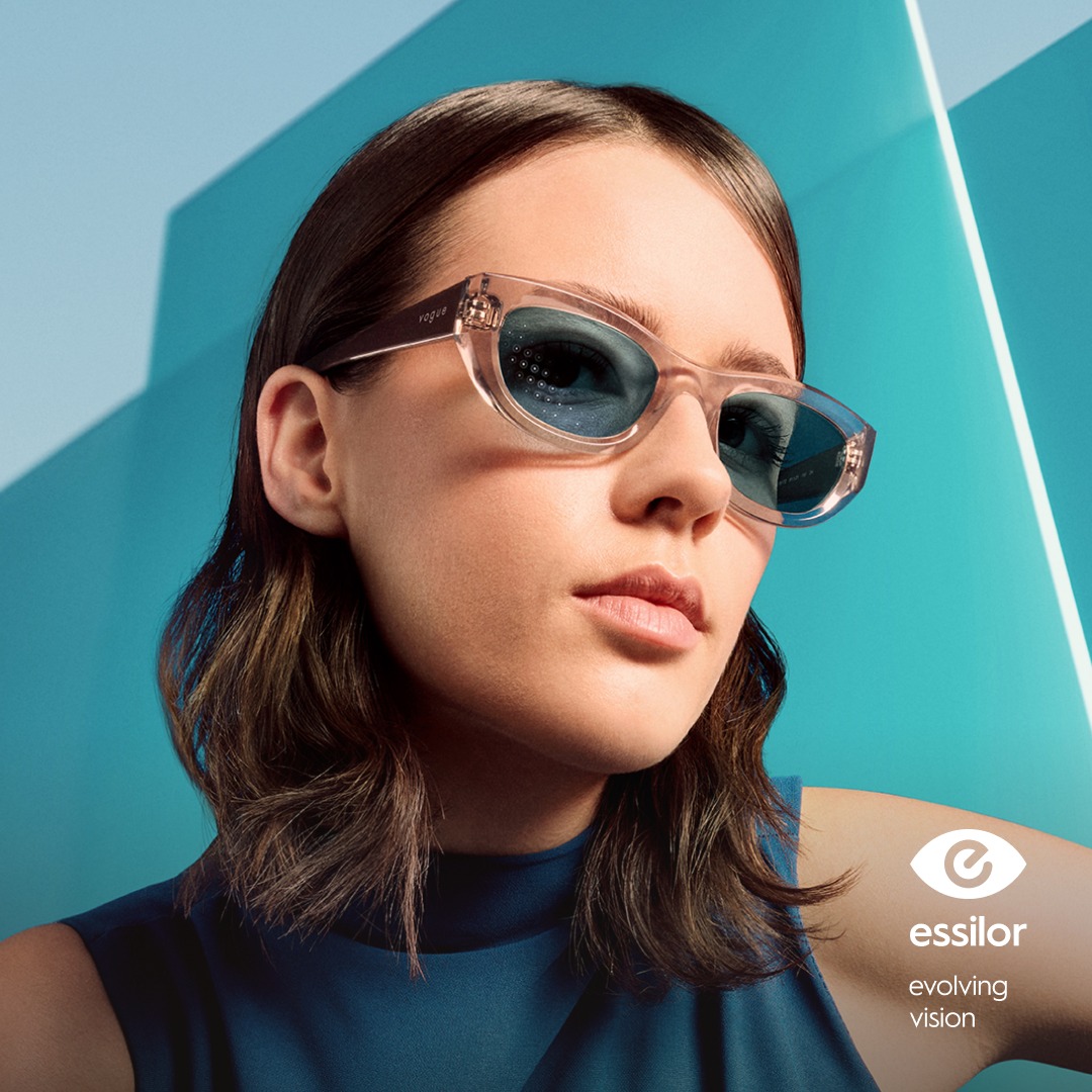 Người mẫu đeo kính đổi màu Transitions Gen S với logo Essilor